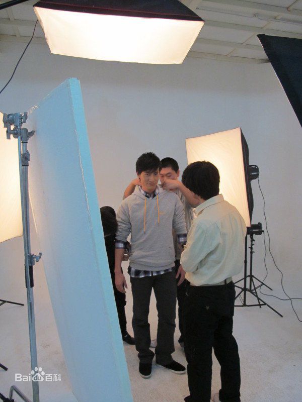 阮圣文广告拍摄前后照片