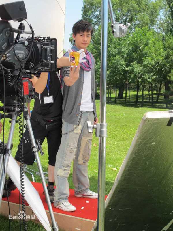 阮圣文广告拍摄前后照片