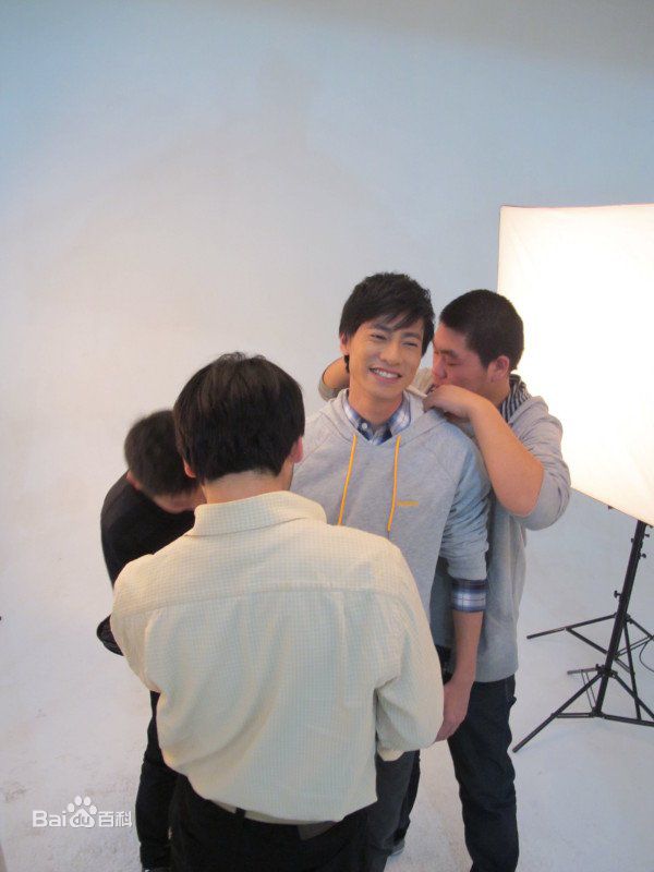 阮圣文广告拍摄前后照片