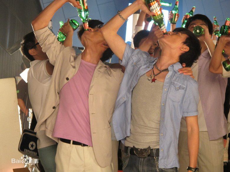 阮圣文广告拍摄前后照片