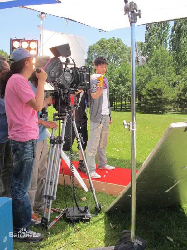 阮圣文广告拍摄前后照片