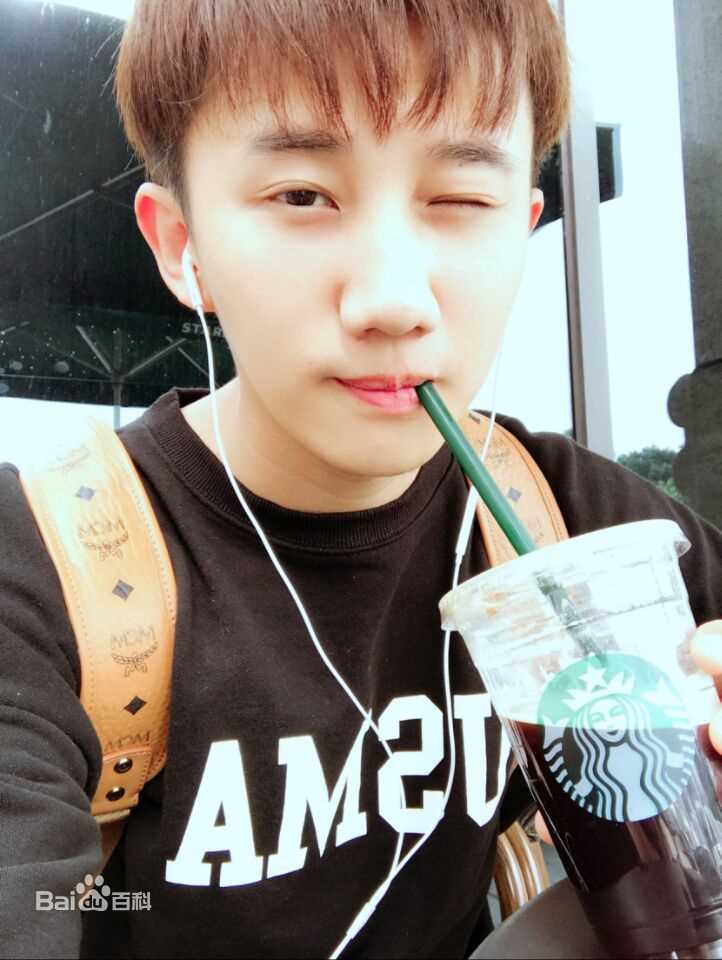 最优质梁振伦生活照