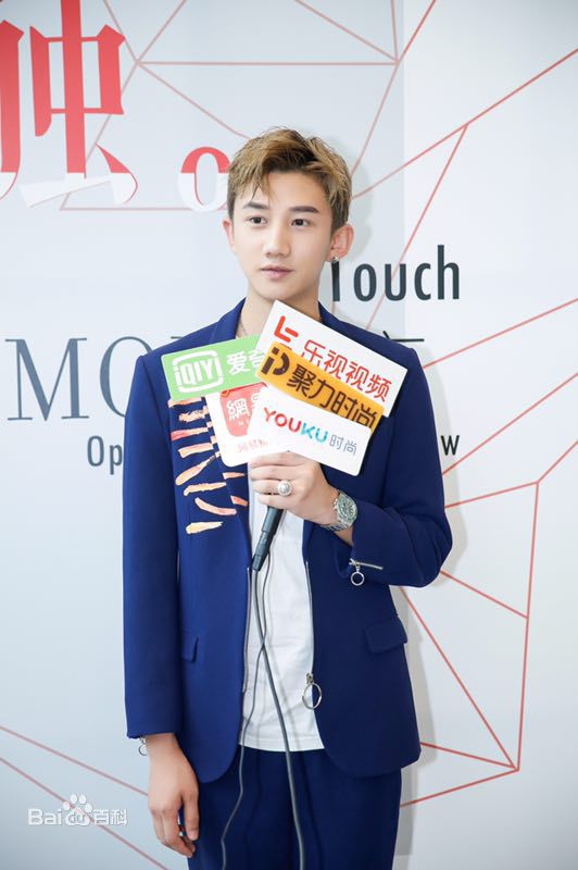 最优质梁振伦生活照