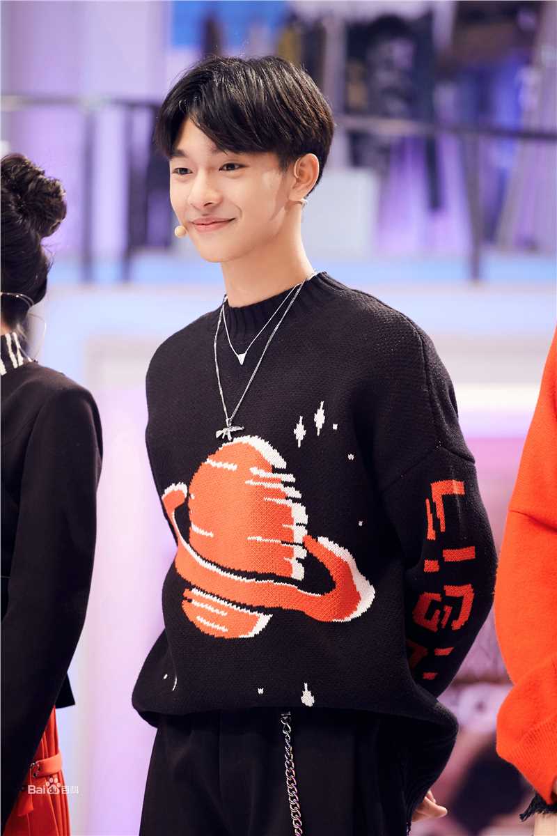 精选张宥浩在录制综艺《疯狂衣橱》中的图册