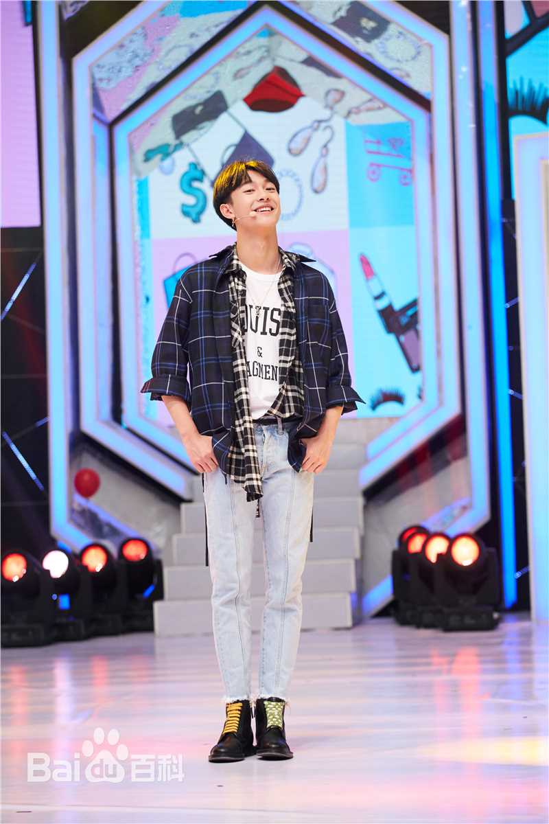 精选张宥浩在录制综艺《疯狂衣橱》中的图册