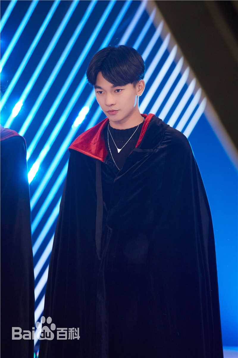 精选张宥浩在录制综艺《疯狂衣橱》中的图册