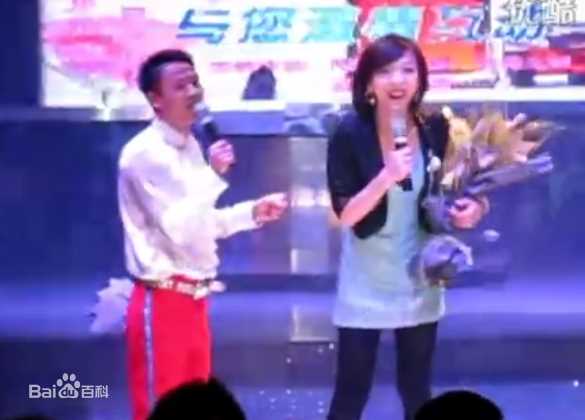 薛山 主持照壁纸壁纸