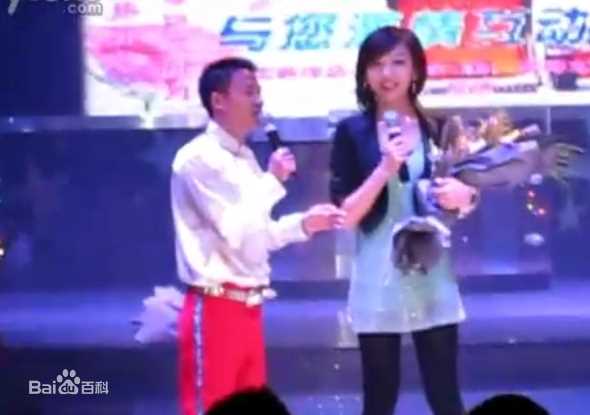 薛山 主持照壁纸壁纸