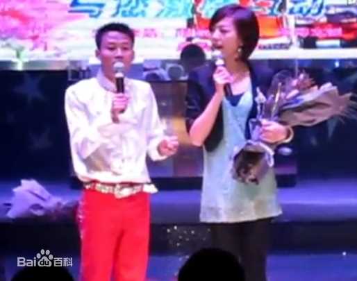 薛山 主持照壁纸壁纸