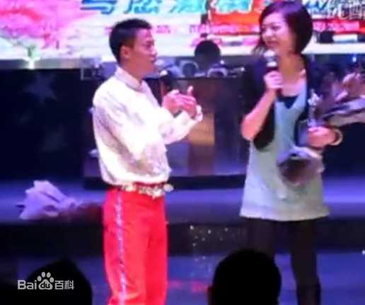 薛山 主持照壁纸壁纸