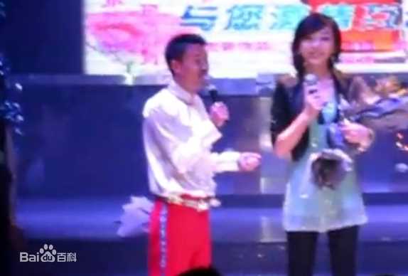 薛山 主持照壁纸壁纸