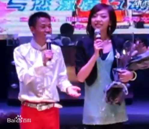 薛山 主持照壁纸壁纸