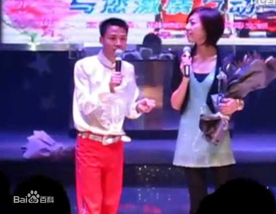 薛山 主持照壁纸壁纸