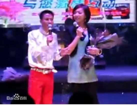 薛山 主持照壁纸壁纸