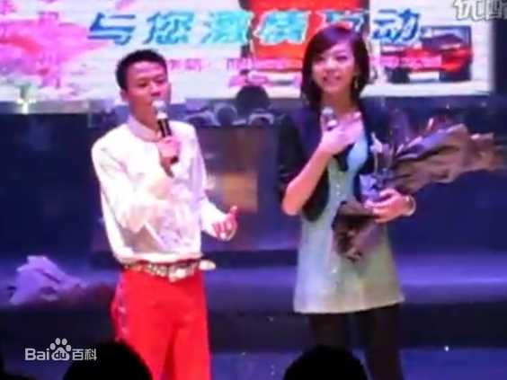 薛山 主持照壁纸壁纸