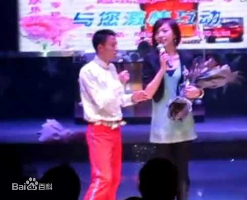 薛山 主持照壁纸壁纸