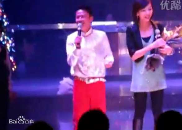 薛山 主持照壁纸壁纸