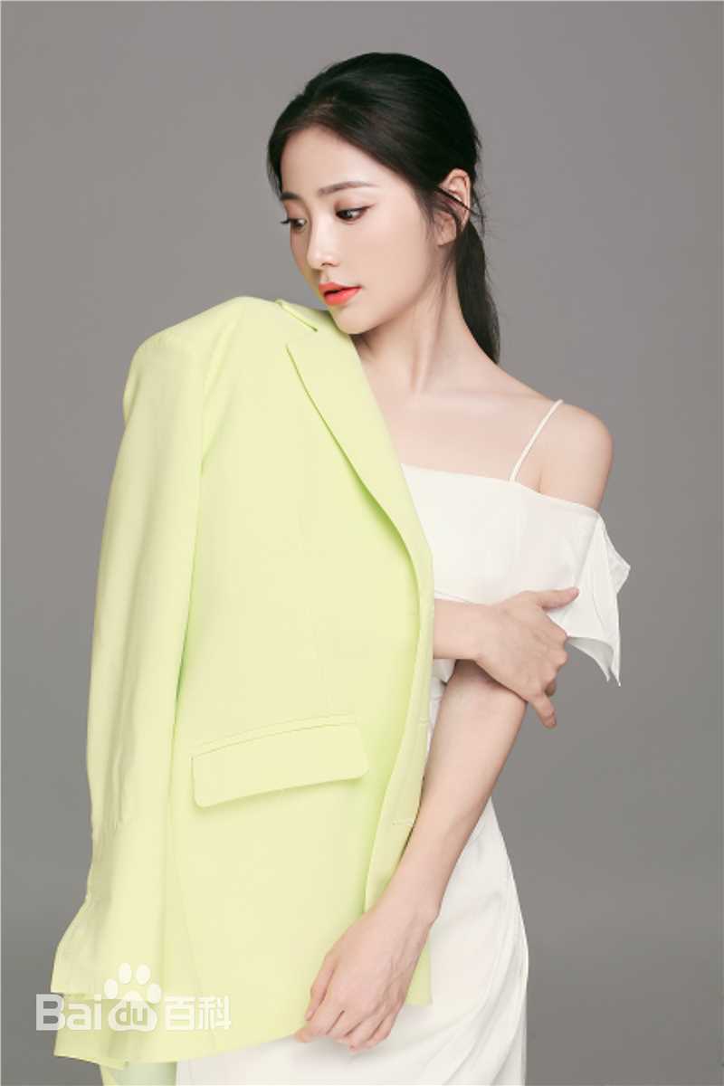 吕红旭绿色风性感图片壁纸