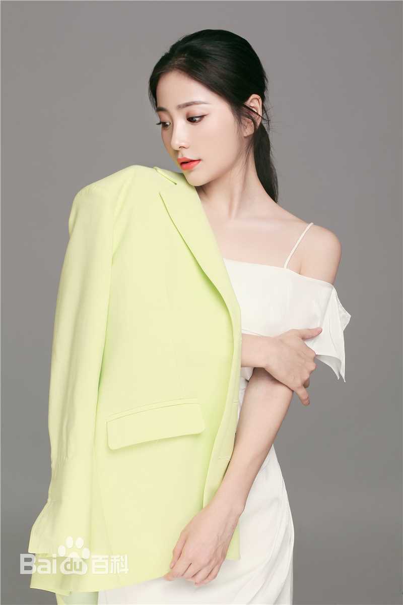 吕红旭绿色风性感图片壁纸