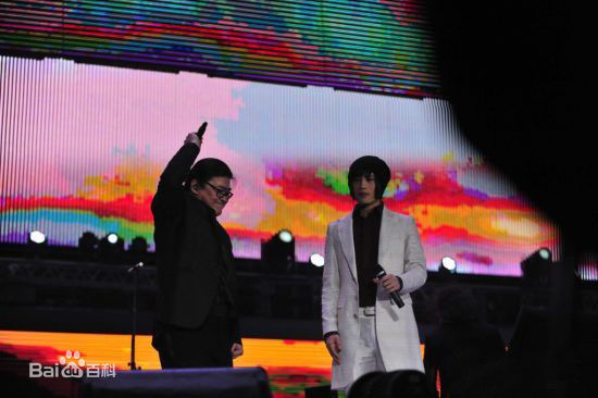 高清刘欢(Liu Huan)在《倾听我们的年代-留欢2012》北京演唱会中的图集