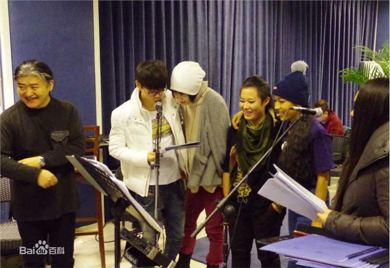 高清刘欢(Liu Huan)在《倾听我们的年代-留欢2012》北京演唱会中的图集