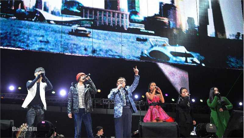 高清刘欢(Liu Huan)在《倾听我们的年代-留欢2012》北京演唱会中的图集