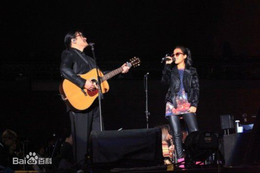 高清刘欢(Liu Huan)在《倾听我们的年代-留欢2012》北京演唱会中的图集