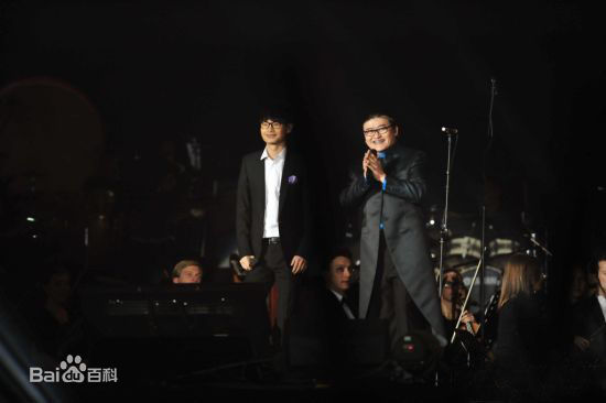 高清刘欢(Liu Huan)在《倾听我们的年代-留欢2012》北京演唱会中的图集