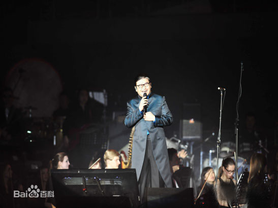 高清刘欢(Liu Huan)在《倾听我们的年代-留欢2012》北京演唱会中的图集