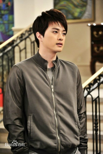 金志勋()影视生活照相册