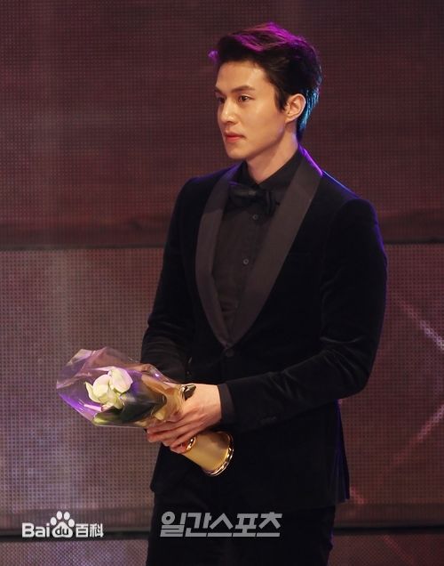 李栋旭( /Lee Dong Wook/ イ ドンウク)最新杂志壁纸