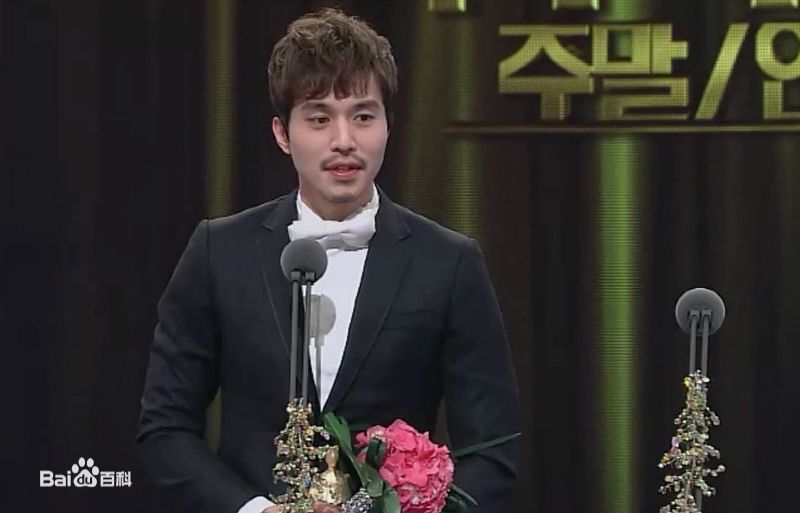 李栋旭( /Lee Dong Wook/ イ ドンウク)最新杂志壁纸