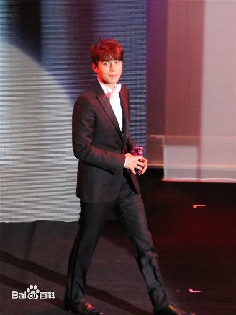 李栋旭( /Lee Dong Wook/ イ ドンウク)最新杂志壁纸