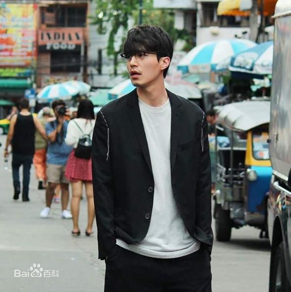 李栋旭( /Lee Dong Wook/ イ ドンウク)最新杂志壁纸