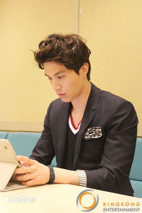 李栋旭( /Lee Dong Wook/ イ ドンウク)最新杂志壁纸