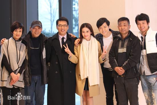 最新李小平在《最好的安排》工作照中的壁纸