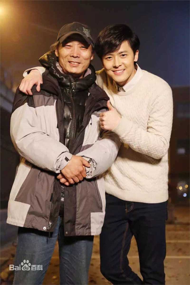 最新李小平在《最好的安排》工作照中的壁纸