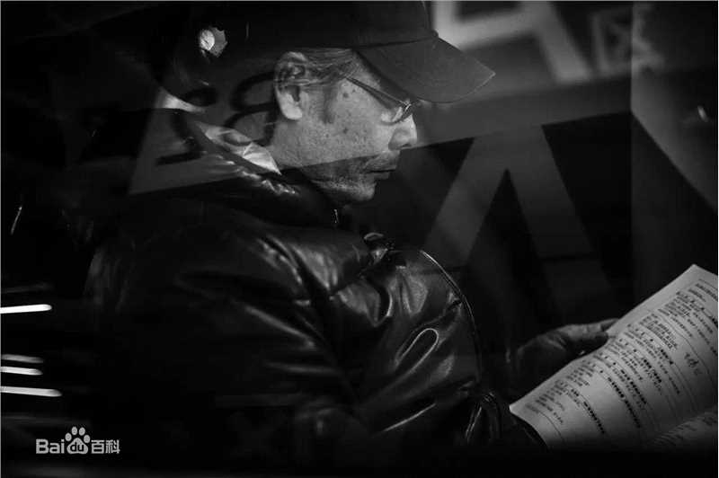 最新李小平在《最好的安排》工作照中的壁纸