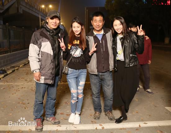 最新李小平在《最好的安排》工作照中的壁纸