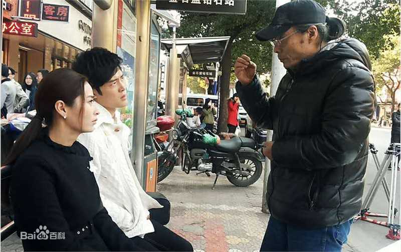 最新李小平在《最好的安排》工作照中的壁纸