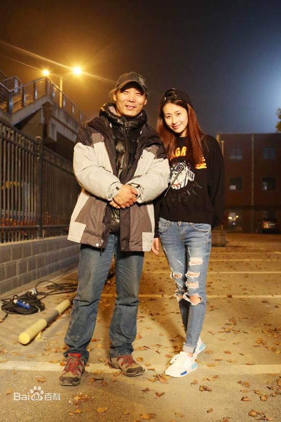 最新李小平在《最好的安排》工作照中的壁纸