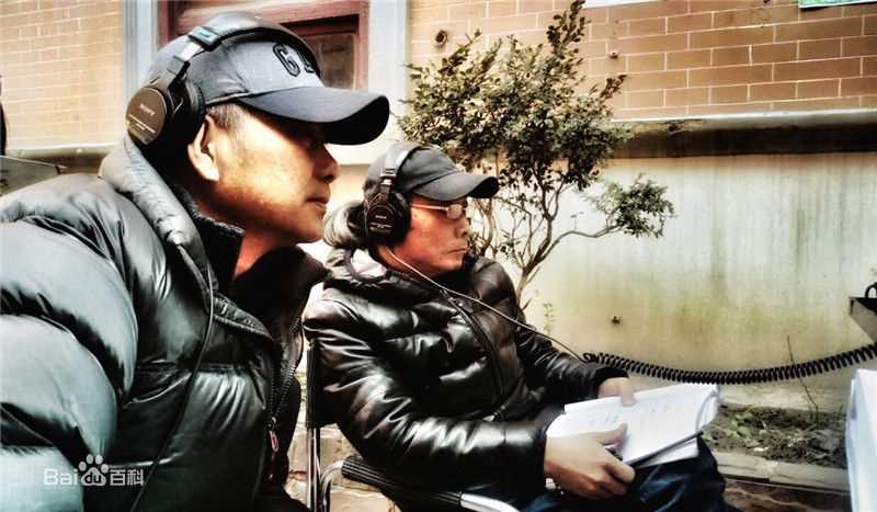 最新李小平在《最好的安排》工作照中的壁纸