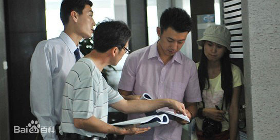 毛荣工作照素颜照壁纸