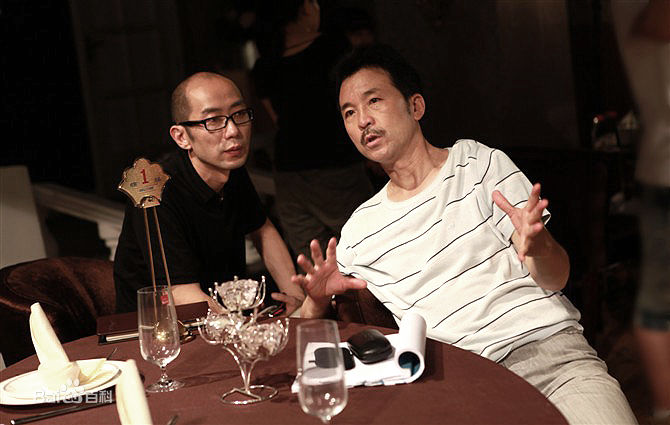 毛荣工作照素颜照壁纸