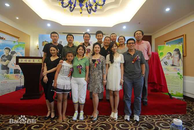 毛荣工作照素颜照壁纸