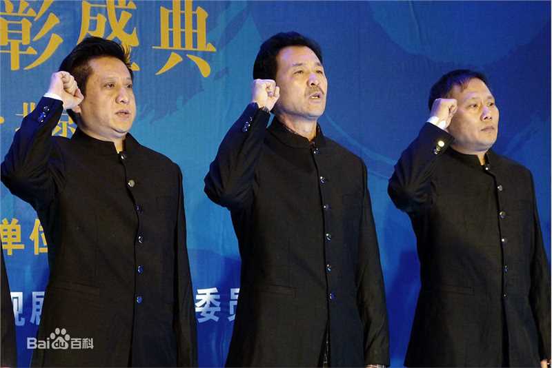 毛荣工作照素颜照壁纸