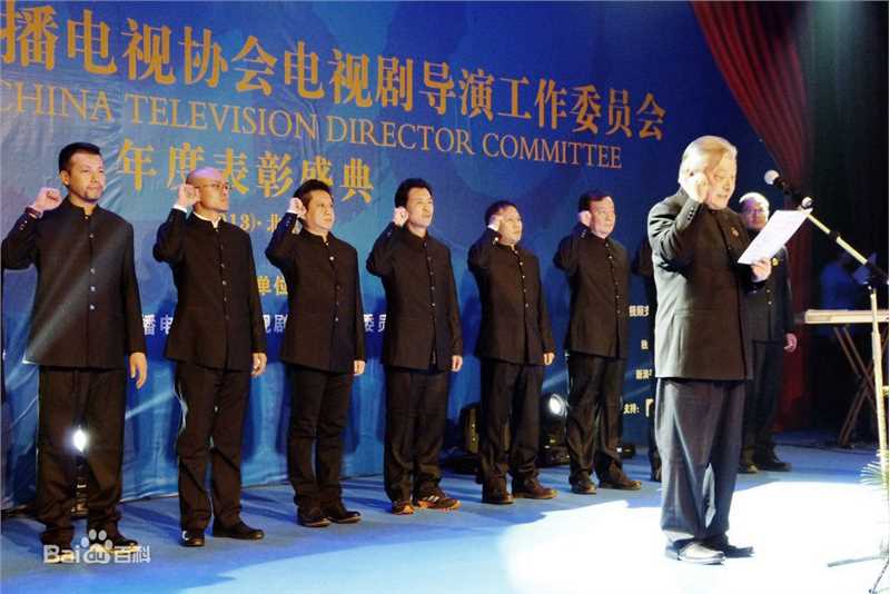 毛荣工作照素颜照壁纸