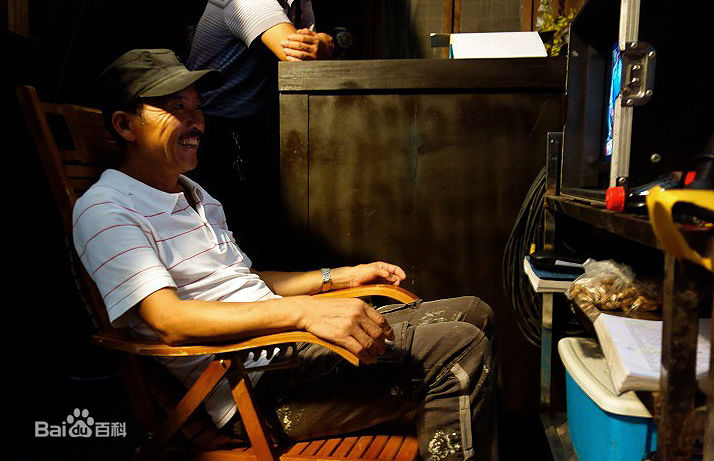 毛荣工作照素颜照壁纸