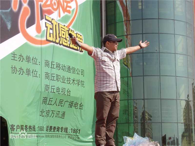 王强(Johnston)演唱活动照壁纸壁纸