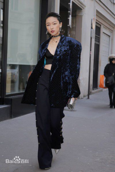 刘洛汐时装周复古秀生活照